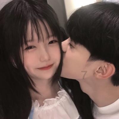 老师带学生们一起跳舞轻松又愉快